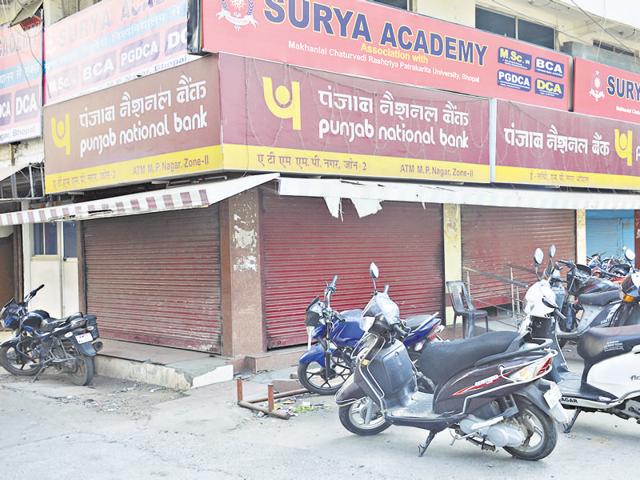 Banks were closed on Monday for Guru Nanak Jayanti, adding to the agony of customers.(Mujeeb Faruqui / HT Photo)