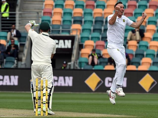 South Africa paceman Kyle Abbott (R) celebrates umpire decision of Australia's captain Steven Smith (L) out but decision was turned down by the third umpire. (AFP photo) South Africa paceman Kyle Abbott (R) celebrates umpire decision of Australia's captain Steven Smith (L) out but decision was turned down by the third umpire. (AFP photo)