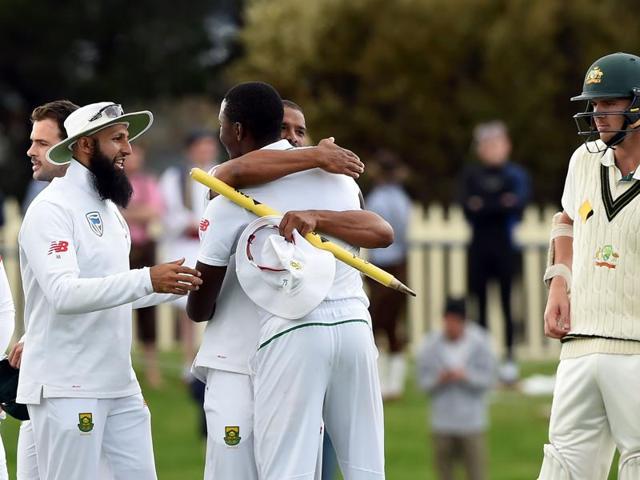 South Africa's players Hashim Amla (L), Vernon Philander (2nd L) and Kagiso Rabada celebrate their victory as Australia's batsman Josh Hazlewood (R) looks on. (AFP photo) South Africa's players Hashim Amla (L), Vernon Philander (2nd L) and Kagiso Rabada celebrate their victory as Australia's batsman Josh Hazlewood (R) looks on. (AFP photo)