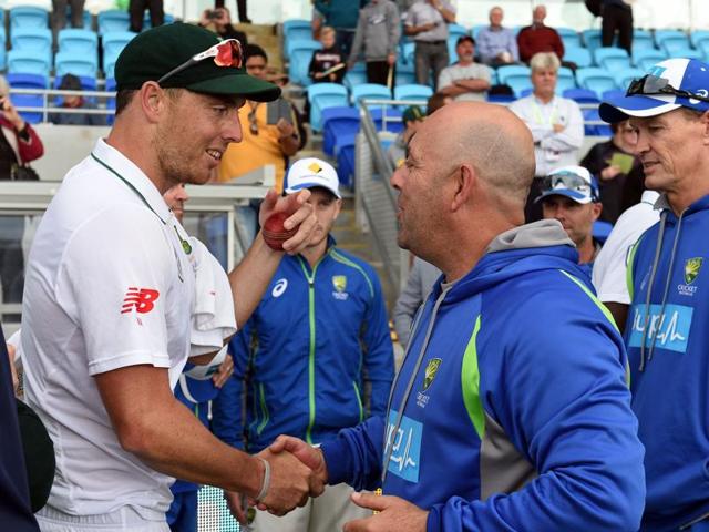 Australia's head coach Darren Lehmann (R) greets South Africa's paceman Kyle Abbott after South Africa's victory. (AFP photo) Australia's head coach Darren Lehmann (R) greets South Africa's paceman Kyle Abbott after South Africa's victory. (AFP photo)