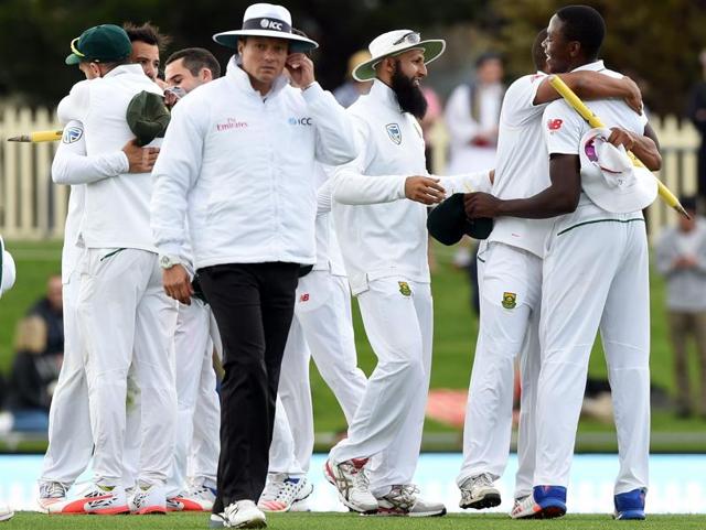 South Africa's players celebrate their victory at the end of the second Test cricket match. (AFP photo) South Africa's players celebrate their victory at the end of the second Test cricket match. (AFP photo)
