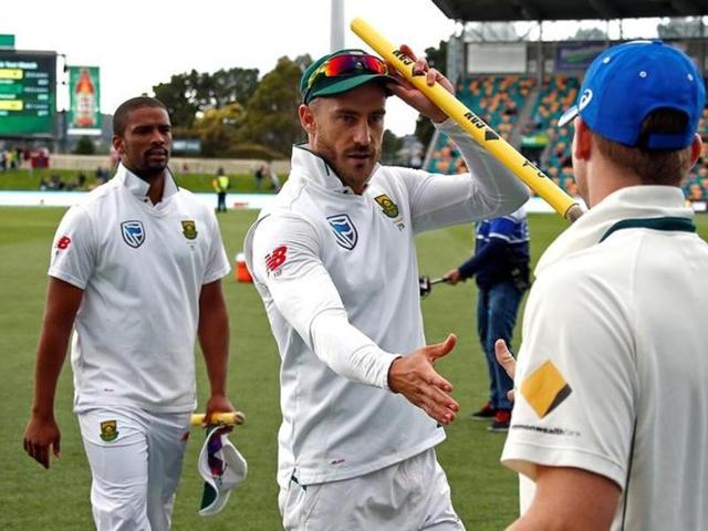 Faf du Plessis shakes Australia's captain Steve Smith's hand. (REUTERS) Faf du Plessis shakes Australia's captain Steve Smith's hand. (REUTERS)