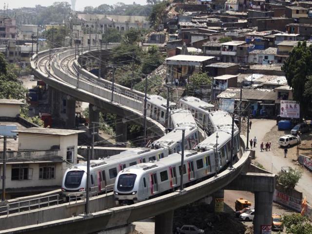 The BJP-Shiv Sena coalition in power has drawn up a fresh master plan to connect Mumbai with Metro lines by 2021.(HT)