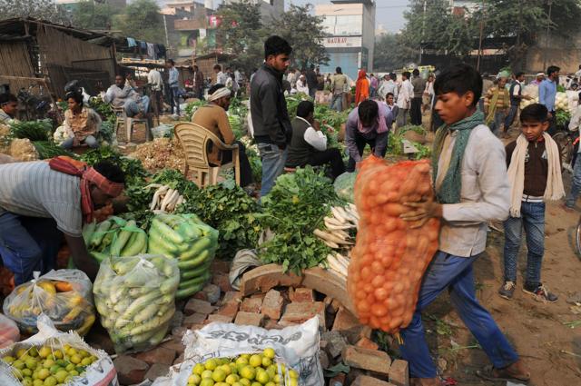 Some residents are purchasing fruits and vegetables together with their neighbours to reach amounts for which vendors wouldn’t have to return change.(Parveen Kumar/HT Photo) Some residents are purchasing fruits and vegetables together with their neighbours to reach amounts for which vendors wouldn’t have to return change.(Parveen Kumar/HT Photo)