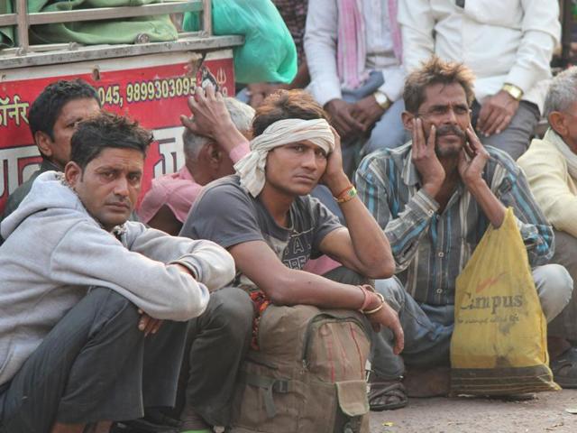 Daily wage workers said that the demonetisation has reduced availability of jobs at labour chowk in Ghaziabad and Noida.(Ameeruddin/HT) Daily wage workers said that the demonetisation has reduced availability of jobs at labour chowk in Ghaziabad and Noida.(Ameeruddin/HT)
