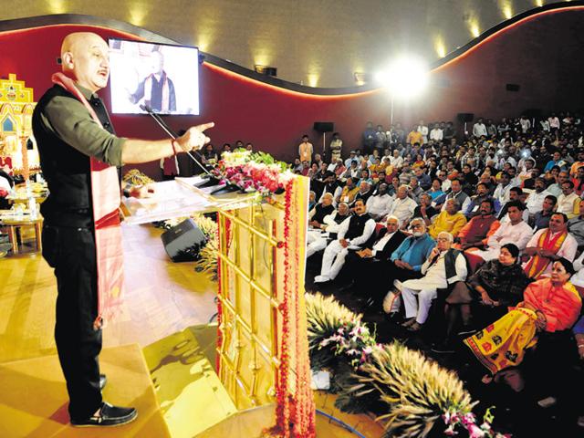 Anupam Kher addressing the concluding session of Lokmanthan in Bhopal on Monday. (Mujeeb Faruqui/HT photo) Anupam Kher addressing the concluding session of Lokmanthan in Bhopal on Monday. (Mujeeb Faruqui/HT photo)