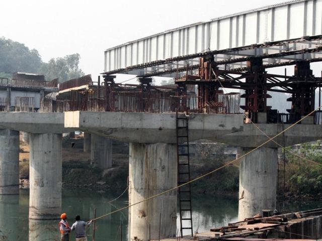 A flyover is being constructed as part of the southern bypass project near Doraha in Ludhiana.(JS Grewal/HT) A flyover is being constructed as part of the southern bypass project near Doraha in Ludhiana.(JS Grewal/HT)