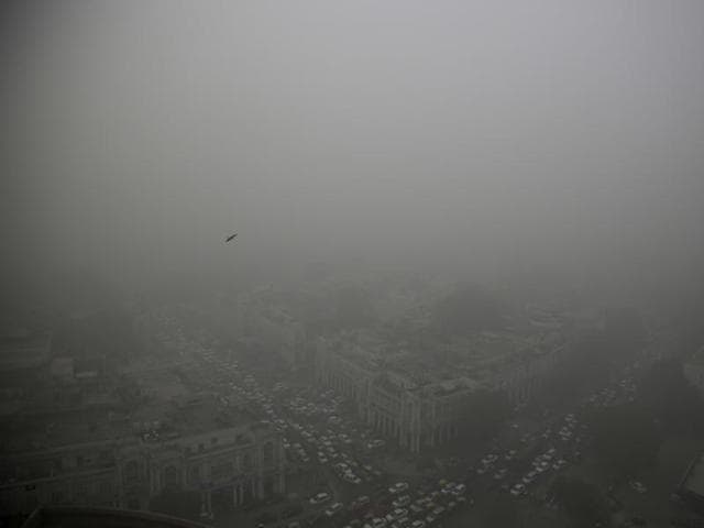 A thick layer of smog covers Connaught Place, the heart of New Delhi, on Saturday, November 5, 2016 (AP) A thick layer of smog covers Connaught Place, the heart of New Delhi, on Saturday, November 5, 2016 (AP)