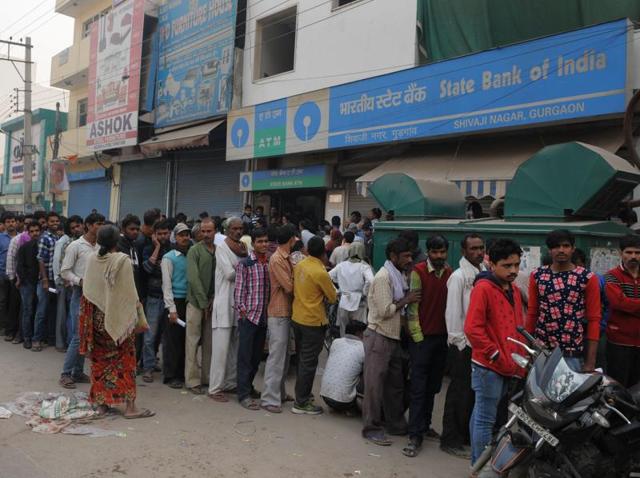 A long queue outside a State Bank of India branch in Gurgaon.(Parveen Kumar/HT photo)