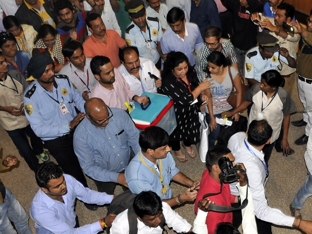 Doctors transport the liver from Bombay Hospital in Indore to Mumbai on Tuesday.(Arun Mondhe/HT photo)