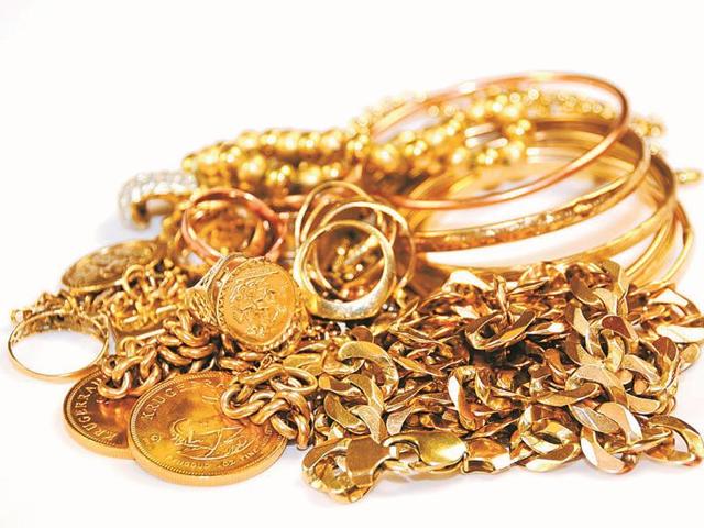 Jewellery shops in many parts of the state delayed closure on November 8 as many people rushed to convert their black money into gold. Jewellery shops in many parts of the state delayed closure on November 8 as many people rushed to convert their black money into gold.