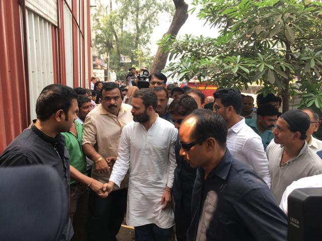 Congress vice-president Rahul Gandhi talks to people in queue outside an SBI ATM in Vakola, Mumbai (Twitter/@INCIndia) Congress vice-president Rahul Gandhi talks to people in queue outside an SBI ATM in Vakola, Mumbai (Twitter/@INCIndia)
