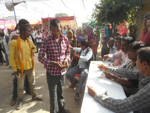 Sunil Modi and his group members exchange high-value currency at annual Koteshwar Mahadev fair at Badnawar in Dhar district.(Shankar Mourya/HT Photo)