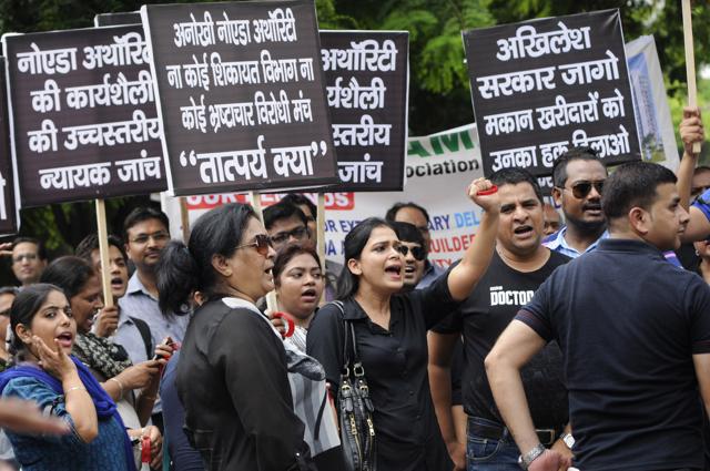 Homebuyers shouted slogans against Uttar Pradesh and central government, builders and Noida Authority during a protest in July.(Burhaan Kinu / Hindustan Times)