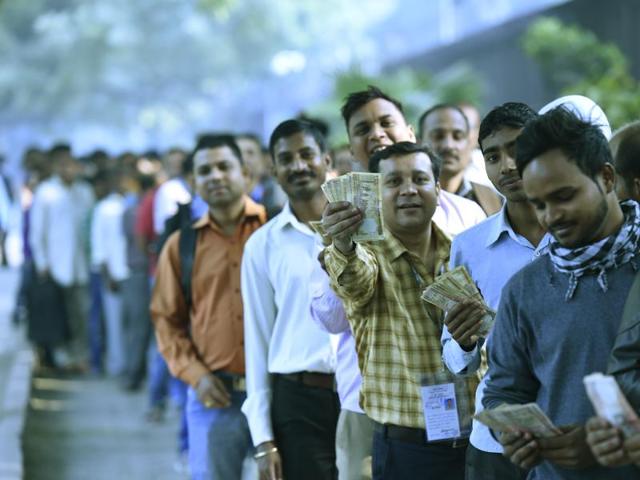 Social media has been flooded with tweets and Facebook posts to help out with spare cash. (Arvind Yadav/HT Photo) Social media has been flooded with tweets and Facebook posts to help out with spare cash. (Arvind Yadav/HT Photo)