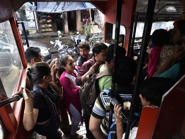 BEST buses, once called Mumbai’s pride and termed Asia’s best public bus service, is a crumbling mammoth today.(Hindustan Times)