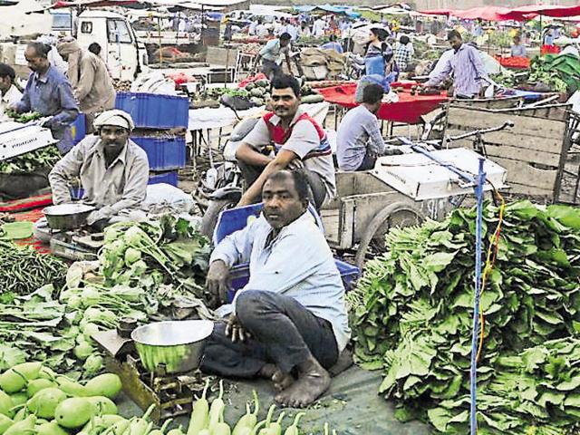 UT mandis will not be held in areas where the Punjab mandi board organises apni mandis. Grocery items such as grains and milk will also be sold at these markets.(Keshav Singh/HT Photo) UT mandis will not be held in areas where the Punjab mandi board organises apni mandis. Grocery items such as grains and milk will also be sold at these markets.(Keshav Singh/HT Photo)