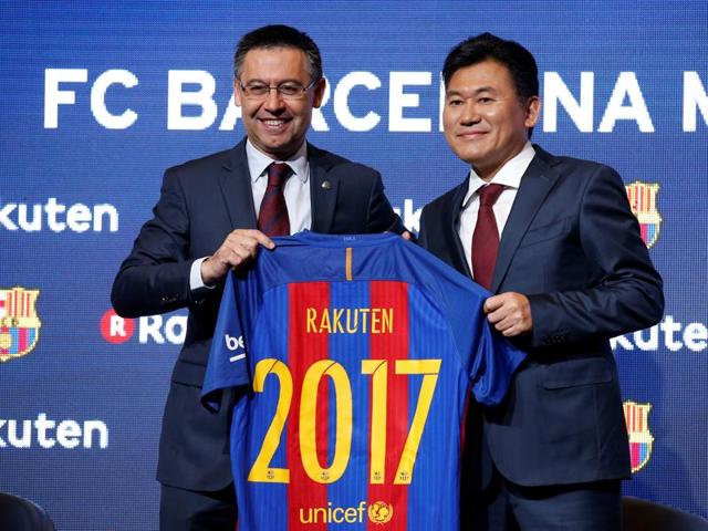 FC Barcelona's President Josep Maria Bartomeu (L) and Rakuten's President and CEO Hiroshi Mikitani shake hands after signing a contract as main sponsor in Barcelona. (REUTERS) FC Barcelona's President Josep Maria Bartomeu (L) and Rakuten's President and CEO Hiroshi Mikitani shake hands after signing a contract as main sponsor in Barcelona. (REUTERS)