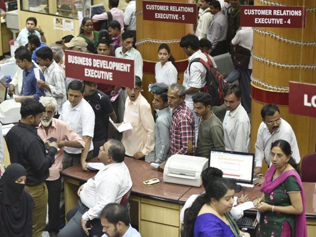 A token system at banks for senior citizens and directing private hospitals to accept payments in cheque were the other proposals.(Anshuman Poyrekar/HT PHOTO)