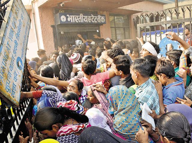 Customers flooded banks on Tuesday as the cash demand was high following a holiday on Monday.(Sakib Ali /HT Photo)