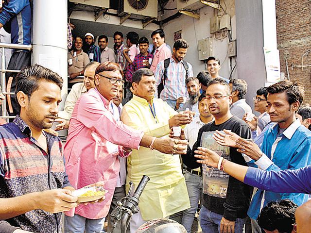 Bank customers who had been waiting outside banks for long hours to exchange notes appreciated the help. (Sakib Ali /HT Photo) Bank customers who had been waiting outside banks for long hours to exchange notes appreciated the help. (Sakib Ali /HT Photo)