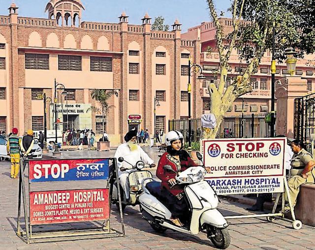 Amritsar city traffic police increased barricading at Heritage Street near Amritsar’s Town Hall and declared it a no-vehicle zone on Tuesday. (HT Photo) Amritsar city traffic police increased barricading at Heritage Street near Amritsar’s Town Hall and declared it a no-vehicle zone on Tuesday. (HT Photo)
