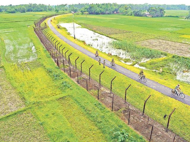 The Changrabandha border between India and Bangladesh in Mekliganj Block in Cooch Behar District of West Bengal.(Samir Jana/ Hindustan Times) The Changrabandha border between India and Bangladesh in Mekliganj Block in Cooch Behar District of West Bengal.(Samir Jana/ Hindustan Times)