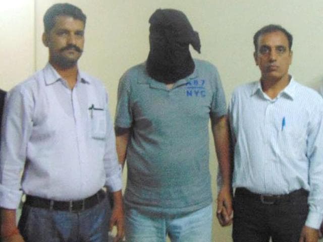 The arrested Islamic State suspect (middle) from Sikar in Rajasthan.(HT Photo) The arrested Islamic State suspect (middle) from Sikar in Rajasthan.(HT Photo)