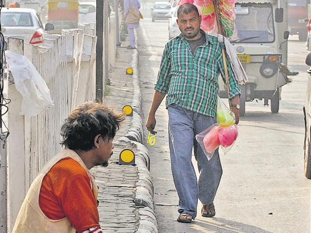 A beggar at the Bharat Nagar Chowk traffic lightpoint on Ferozepur Road in Ludhiana on Tuesday.(JS Grewal/HT) A beggar at the Bharat Nagar Chowk traffic lightpoint on Ferozepur Road in Ludhiana on Tuesday.(JS Grewal/HT)