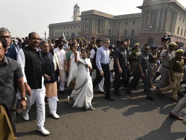 West Bengal CM Mamata Banerjee, along with the other opposition leaders, march from Parliament to Rashtrapati Bhavan against the government’s demonetisation move, on Wednesday.(Vipin Kumar/HT PHOTO) West Bengal CM Mamata Banerjee, along with the other opposition leaders, march from Parliament to Rashtrapati Bhavan against the government’s demonetisation move, on Wednesday.(Vipin Kumar/HT PHOTO)