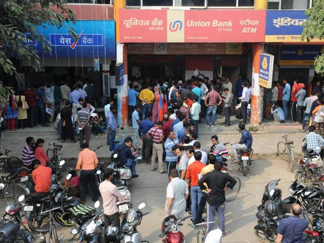 People standing in a long queue outside banks in Gurgaon.(Parveen Kumar/HT Photo)