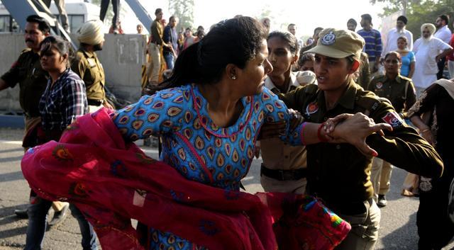Protesting nurses being arrested by the police. (Bharat Bhushan/HT Photo) Protesting nurses being arrested by the police. (Bharat Bhushan/HT Photo)