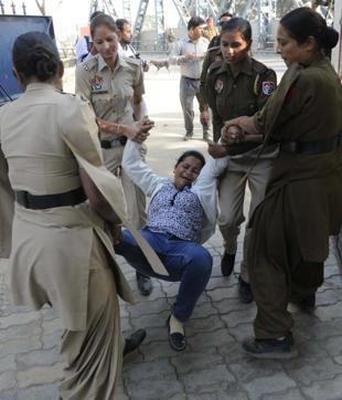 Protesting nurses being arrested by the police. (Bharat Bhushan/HT Photo) Protesting nurses being arrested by the police. (Bharat Bhushan/HT Photo)