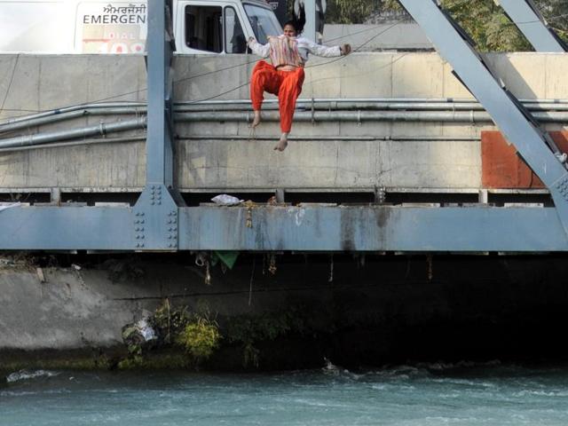 Karamjit Kaur jumping into the canal in Patiala on Wednesday, November 16. (Bharat Bhushan/HT Photo) Karamjit Kaur jumping into the canal in Patiala on Wednesday, November 16. (Bharat Bhushan/HT Photo)