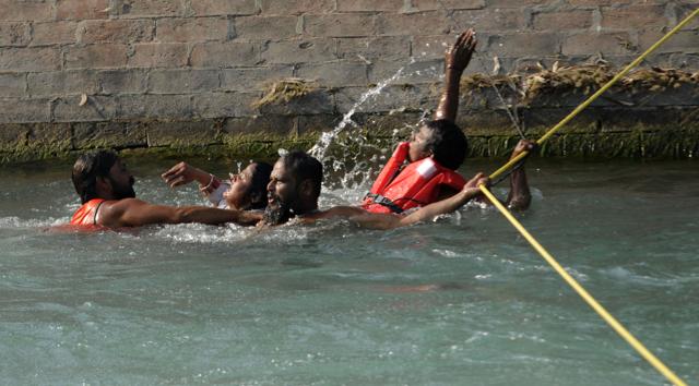 Divers rescuing Karamjit Kaur. (Bharat Bhushan/HT Photo) Divers rescuing Karamjit Kaur. (Bharat Bhushan/HT Photo)