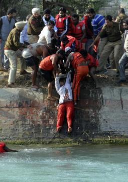 Karamjit being pulled out of the canal. (Bharat Bhushan/HT Photo) Karamjit being pulled out of the canal. (Bharat Bhushan/HT Photo)