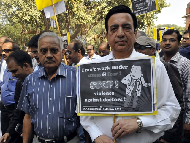 Doctors of Indian Medical Association carry out a nationwide strike in Indore on Wednesday.(Arun Mondhe / HT photo)