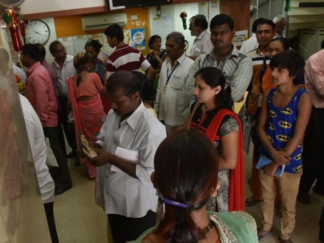 People amke a beeline at a bank in Bhayander (East) on Thursday. (Pratham Gokhale) People amke a beeline at a bank in Bhayander (East) on Thursday. (Pratham Gokhale)