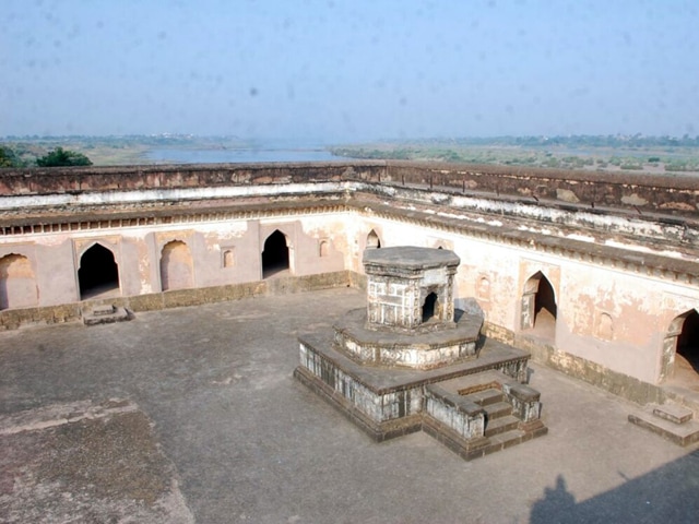 No retention wall has been built to protect the ASI-listed monument in the past three years.(HT file photo)
