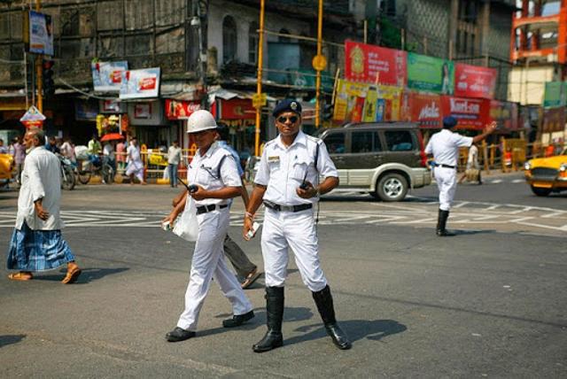 The traffic department of Kolkata Police is planning to switch to plastic transactions while realising spot fines for violations.(HT Photo)