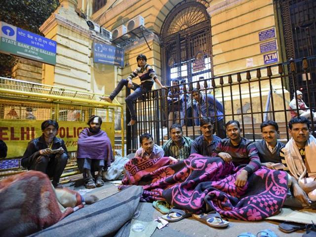Demonetisation in India has caused banks and ATM’s to run dry across the country. Due to this, people are queuing outside banks early morning to exchange their old notes. (Arun Sharma/HT PHOTO) Demonetisation in India has caused banks and ATM’s to run dry across the country. Due to this, people are queuing outside banks early morning to exchange their old notes. (Arun Sharma/HT PHOTO)