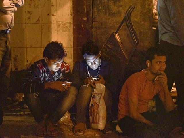 Traders in local farm markets can withdraw Rs 50,000 in cash from banks. (Arun Sharma/HT PHOTO) Traders in local farm markets can withdraw Rs 50,000 in cash from banks. (Arun Sharma/HT PHOTO)