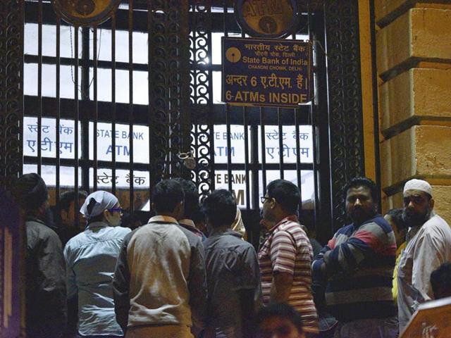 Banks will also mark your finger with indelible ink – the kind used during polls – to stop you from coming back to exchange cash multiple times. The process will begin from Tuesday at major cities. Government says multiple withdrawals in cash are the reason behind long queues at banks. (Arun Sharma/HT PHOTO) Banks will also mark your finger with indelible ink – the kind used during polls – to stop you from coming back to exchange cash multiple times. The process will begin from Tuesday at major cities. Government says multiple withdrawals in cash are the reason behind long queues at banks. (Arun Sharma/HT PHOTO)