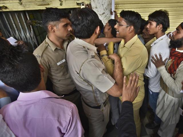 Delhi Police control heavy rush outside the banks at Janpath in Connaught Place in New Delhi on Wednesday.(HT Photo) Delhi Police control heavy rush outside the banks at Janpath in Connaught Place in New Delhi on Wednesday.(HT Photo)