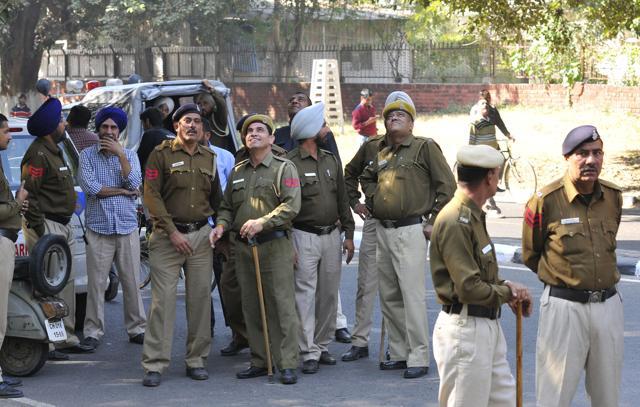 Chandigarh police personnel on the spot in sector 3, Chandigarh on Thursday. (Keshav Singh/HT photo) Chandigarh police personnel on the spot in sector 3, Chandigarh on Thursday. (Keshav Singh/HT photo)