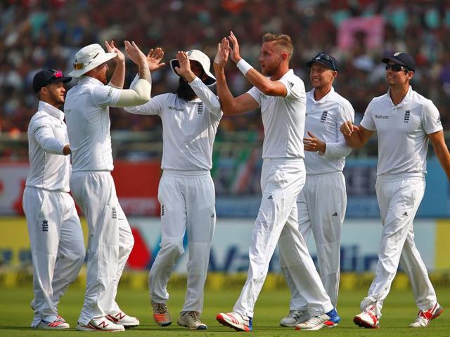 England's Stuart Broad (3rd R) celebrates with team mates after taking the wicket of India's Lokesh Rahul. (REUTERS) England's Stuart Broad (3rd R) celebrates with team mates after taking the wicket of India's Lokesh Rahul. (REUTERS)