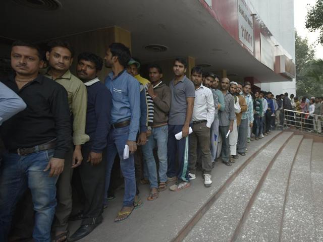 People stand in a long queue at Dak Bhawan, Parliament Street in New Delhi.(Ravi Choudhary/HT Photo) People stand in a long queue at Dak Bhawan, Parliament Street in New Delhi.(Ravi Choudhary/HT Photo)