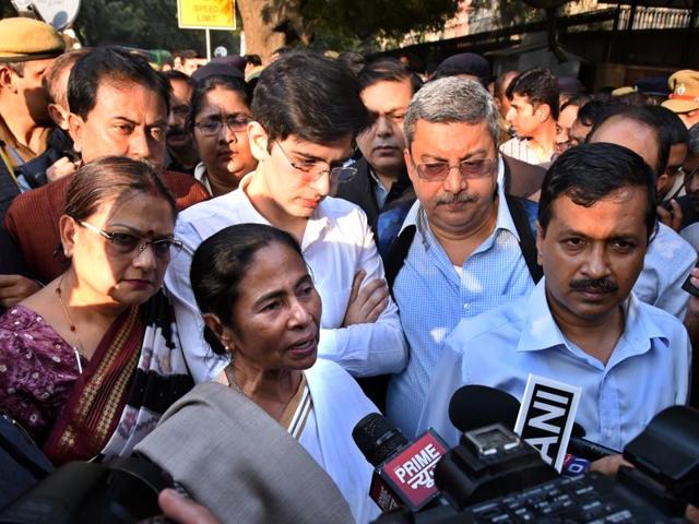 West Bengal chief minister Mamata Banerjee and his Delhi counterpart Arvind Kejriwal during a protest rally outside the RBI office in New Delhi on Thursday.(Arun Sharma/HT PHOTO)
