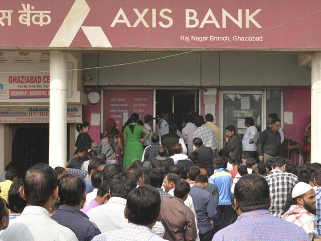 Long queues persisted outside banks and ATMs in Noida as well as Ghaziabad on Wednesday.(Sakib Ali/HT Photo)