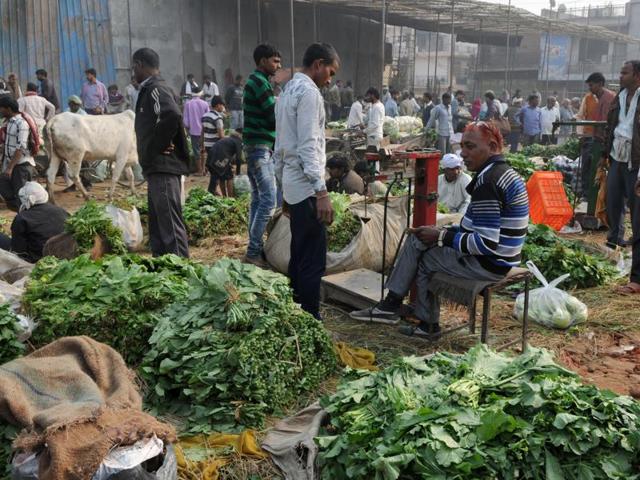 People purchasing vegetables at the Khandsa road wholesale market.Traders, both retail and wholesale, in Delhi-NCR are feeling the pinch of Centre’s demonetisation move. (Parveen Kumar/Hindustan Times) People purchasing vegetables at the Khandsa road wholesale market.Traders, both retail and wholesale, in Delhi-NCR are feeling the pinch of Centre’s demonetisation move. (Parveen Kumar/Hindustan Times)